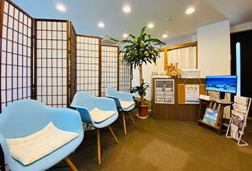日本橋快歩堂治療院は国家資格セラピスト（理学療法士・鍼灸師）と、トレーナーによって運営される「姿勢・歩き」と「自律神経」の総合ケア施設です